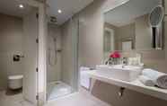 In-room Bathroom 6 Occidental Bilbao