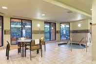 Kolam Renang Courtyard by Marriott Traverse City