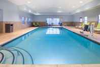 Swimming Pool Wingate by Wyndham Roseville/Detroit