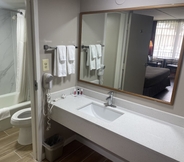 In-room Bathroom 6 Super 8 by Wyndham Valdosta Mall