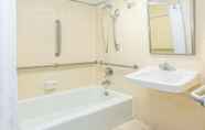 Toilet Kamar 7 Super 8 by Wyndham Valdosta Mall