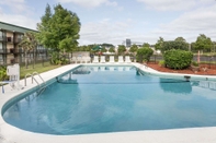 Swimming Pool Super 8 by Wyndham Valdosta Mall