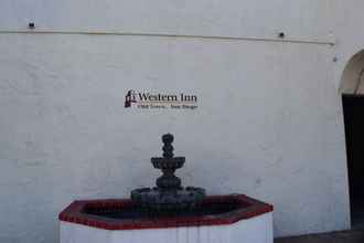 Lobi 4 Old Town Western Inn & Suites