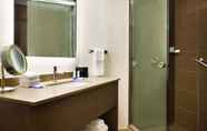 In-room Bathroom 7 HYATT house Emeryville/San Francisco Bay Area