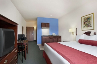 Bedroom 4 Days Inn & Suites by Wyndham Romeoville