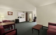 Common Space 7 Days Inn & Suites by Wyndham Romeoville
