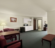 Common Space 7 Days Inn & Suites by Wyndham Romeoville