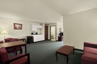 Common Space Days Inn & Suites by Wyndham Romeoville