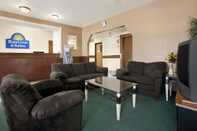 Lobby Days Inn & Suites by Wyndham Romeoville