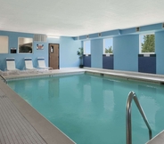 Swimming Pool 6 Days Inn & Suites by Wyndham Romeoville