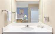 Toilet Kamar 7 Super 8 by Wyndham Freeport