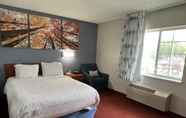 Bedroom 7 Days Inn & Suites by Wyndham Green Bay WI.
