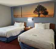 ห้องนอน 6 Days Inn & Suites by Wyndham Green Bay WI.