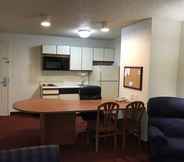 ห้องนอน 2 Days Inn & Suites by Wyndham Green Bay WI.