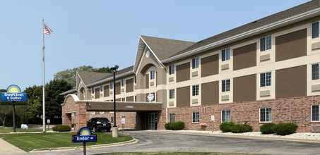 Exterior 4 Days Inn & Suites by Wyndham Green Bay WI.