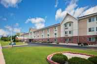 Exterior Days Inn & Suites by Wyndham Green Bay WI.