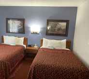 ห้องนอน 3 Days Inn & Suites by Wyndham Green Bay WI.