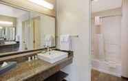 In-room Bathroom 6 La Quinta Inn & Suites by Wyndham Las Vegas Red Rock