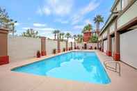 Swimming Pool La Quinta Inn & Suites by Wyndham Las Vegas Red Rock