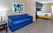 Kamar Tidur 7 Holiday Inn Express Hotel & Suites Mt. Holly, an IHG Hotel