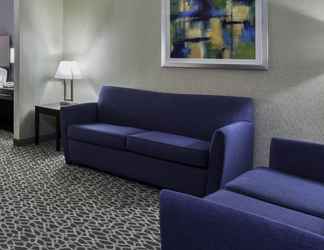 Lobi 2 Holiday Inn Express Hotel & Suites Mt. Holly, an IHG Hotel