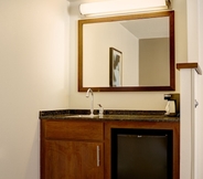 In-room Bathroom 4 Hyatt Place Orlando Airport