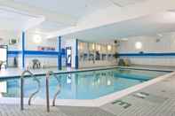 Swimming Pool Howard Johnson Hotel by Wyndham Victoria