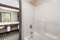 Toilet Kamar Super 8 by Wyndham Madison/Hanover Area