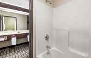 ห้องน้ำภายในห้อง 5 Super 8 by Wyndham Madison/Hanover Area
