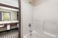 ห้องน้ำภายในห้อง Super 8 by Wyndham Madison/Hanover Area