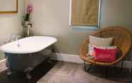 In-room Bathroom 5 Mercure Oxford Hawkwell House Hotel