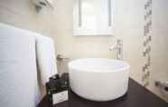 In-room Bathroom 2 Mercure Oxford Hawkwell House Hotel