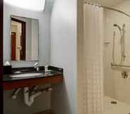 In-room Bathroom 3 Hyatt Place El Paso Airport