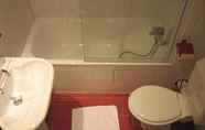Toilet Kamar 4 Hôtel Aladin