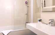 In-room Bathroom 7 Mercure Paris Montparnasse Raspail