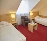Bedroom 6 Flair Hotel Weinstube Lochner