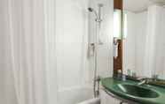 In-room Bathroom 4 ibis Paris Porte De Bercy