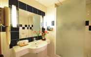 In-room Bathroom 7 Kyriad Prestige Bordeaux Ouest Mérignac