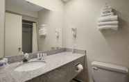 In-room Bathroom 5 Travelodge by Wyndham Bracebridge