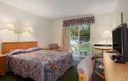 Bedroom 7 Travelodge by Wyndham Bracebridge