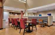 Restaurant 3 TownePlace Suites by Marriott Fort McMurray