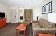 Ruang Umum 5 AmericInn by Wyndham Douglas/Saugatuck