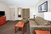 Ruang Umum AmericInn by Wyndham Douglas/Saugatuck