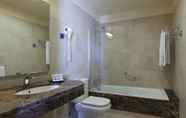 In-room Bathroom 5 Hotel Sterling