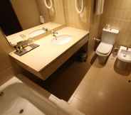 In-room Bathroom 7 Evora Hotel