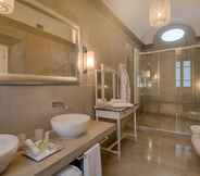 In-room Bathroom 7 NH Collection Firenze Porta Rossa