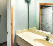 Toilet Kamar 7 La Quinta Inn & Suites by Wyndham Newport