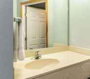 Toilet Kamar 6 La Quinta Inn & Suites by Wyndham Newport