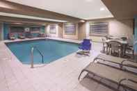 สระว่ายน้ำ La Quinta Inn & Suites by Wyndham Erie