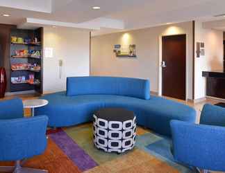 Lobi 2 Fairfield Inn & Suites Dayton Troy